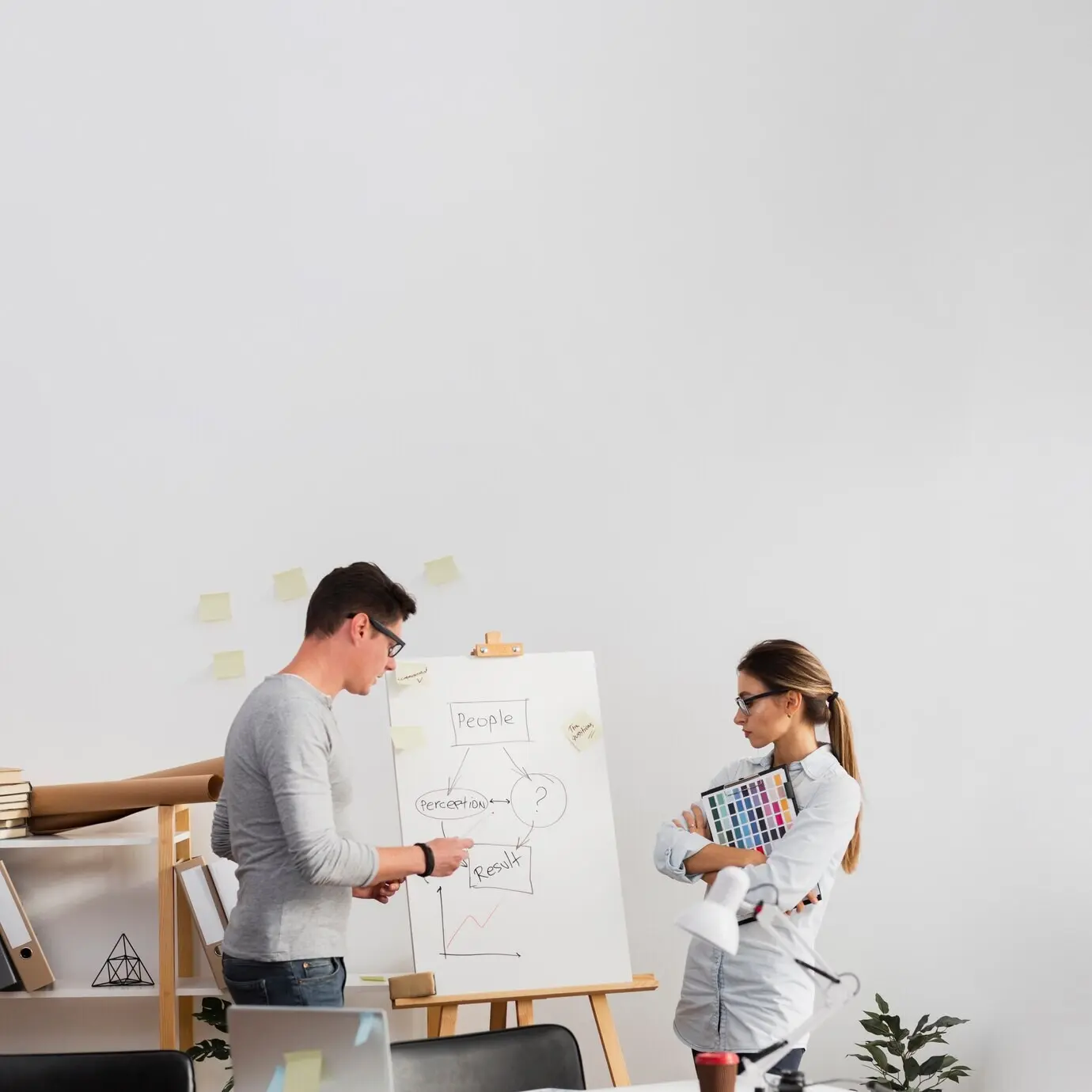 Unternehmenspartner betrachten ein Geschäftsdiagramm.